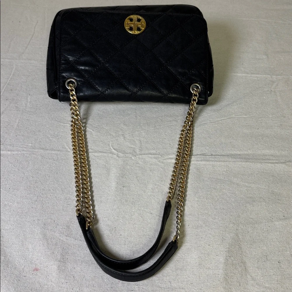 Tory Burch Willa in Volcanic Stone Black Quilted Chain Shoulder Bag.